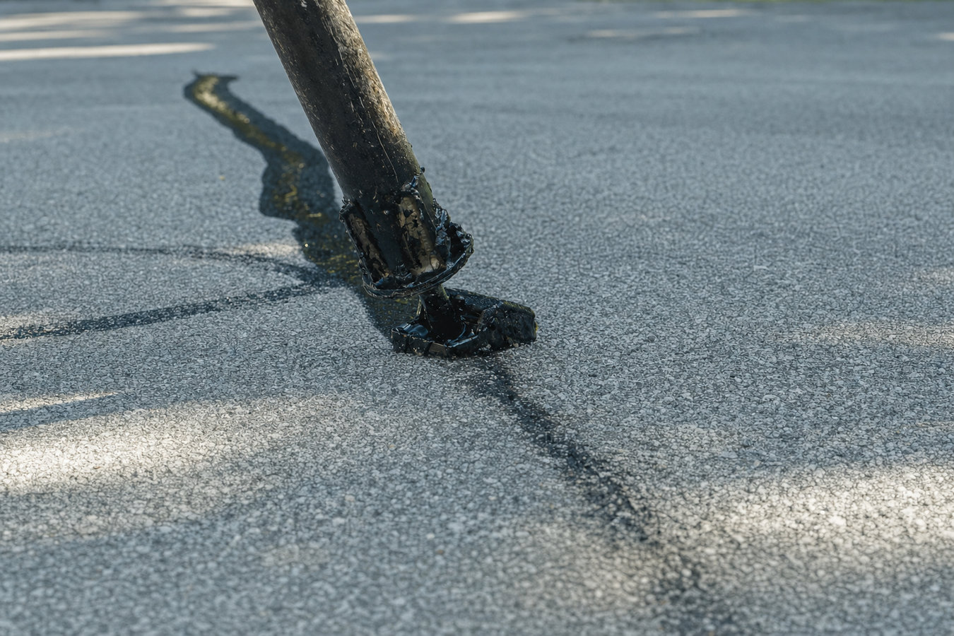 Asphalt crack sealing